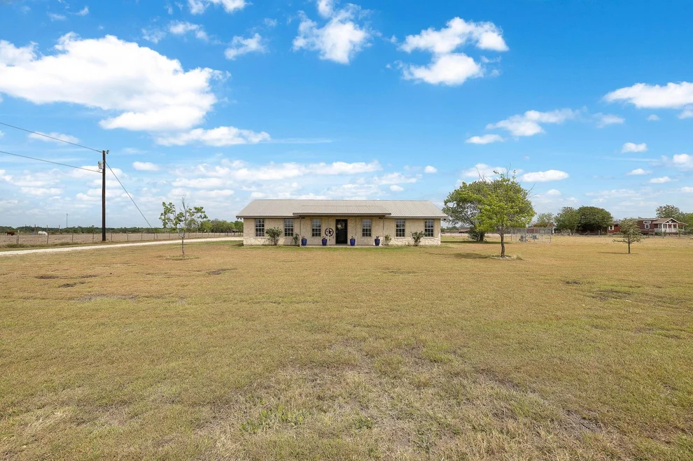 Unit for sale at 851 County Road 454 RD, Taylor, TX 76574