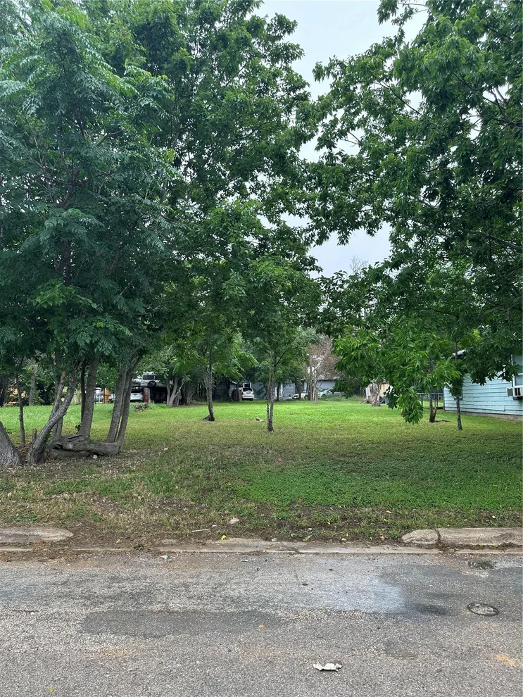 Unit for sale at 608 Lamar ST, Luling, TX 78648