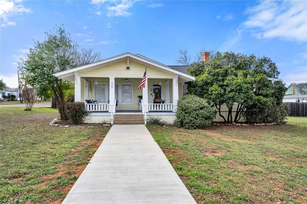 Unit for sale at 909 Flag ST, Llano, TX 78643