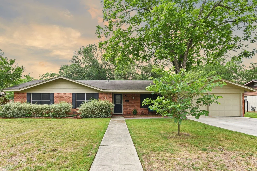 Unit for sale at 1306 Woodlawn ST, Lockhart, TX 78644
