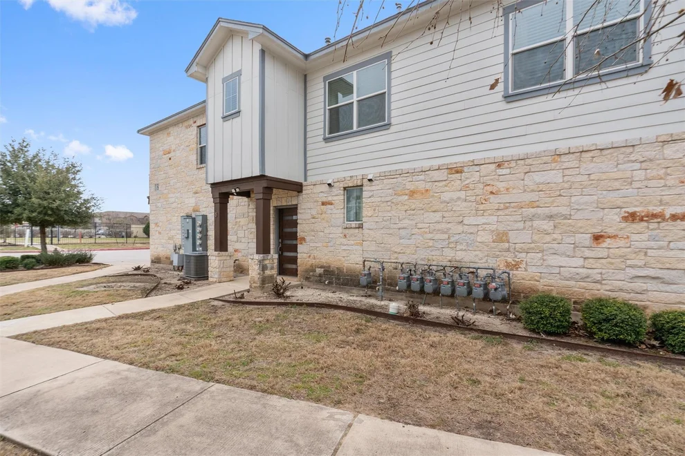 Unit for sale at 2101 Town Centre DR, Round Rock, TX 78664