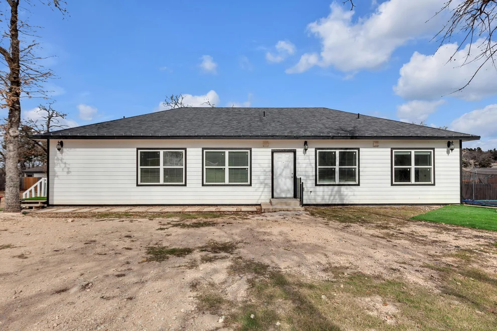 Unit for sale at 114 Crepe Myrtle PKWY, Elgin, TX 78621