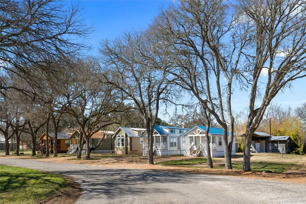 Unit for sale at 250-300 Park Ave, Staples, TX 78670