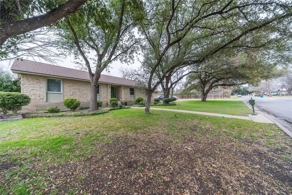 Unit for sale at 700 Drake LN, Taylor, TX 76574