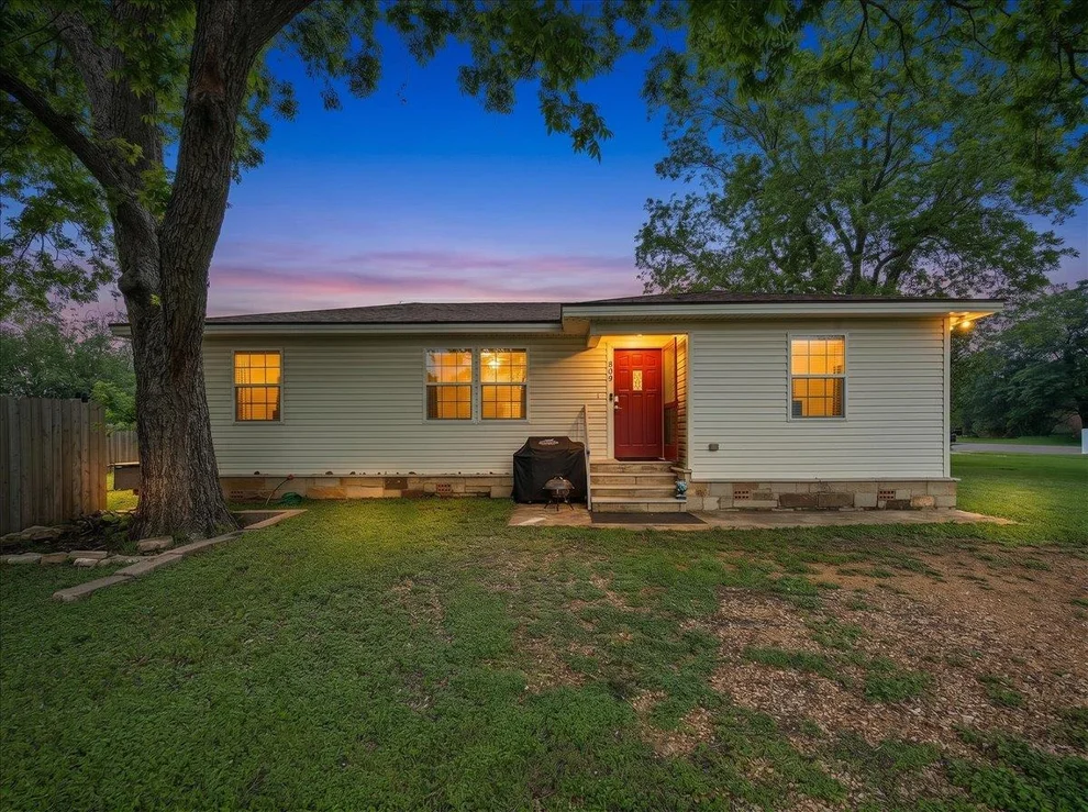Unit for sale at 608 Washington ST, Smithville, TX 78957