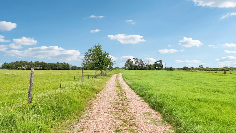 Unit for sale at 170 Zack LN, Giddings, TX 78942