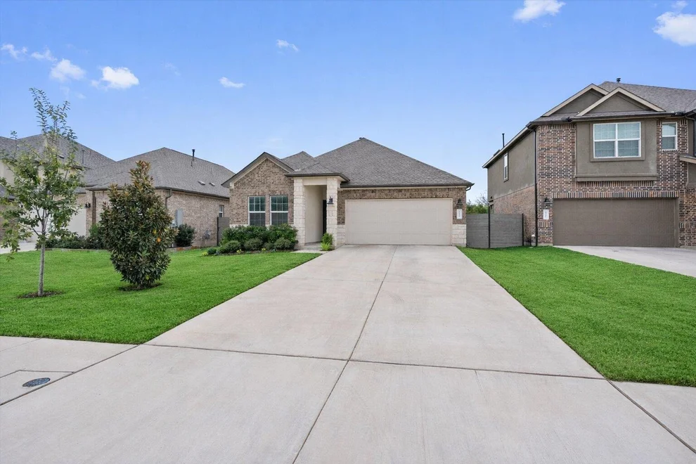 Unit for sale at 424 Wolf Springs RD, Georgetown, TX 78628