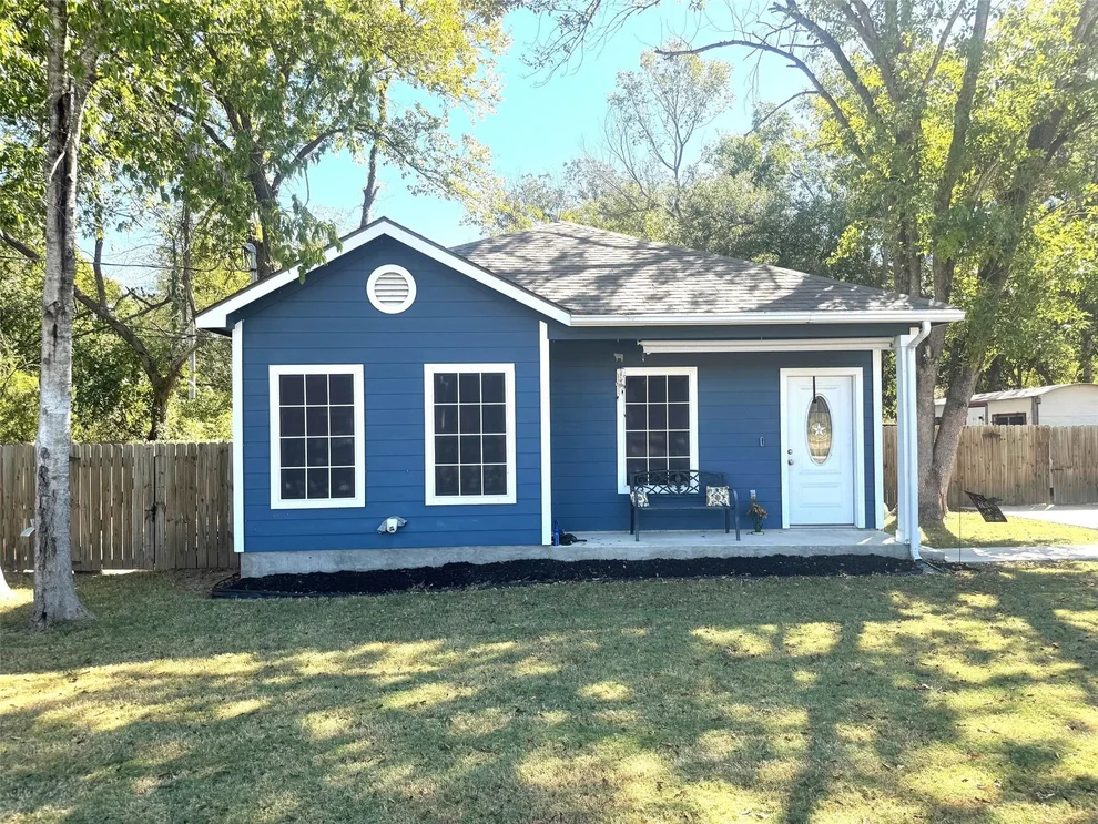 Unit for sale at 612 N Cedar Ave, Luling, TX 78648