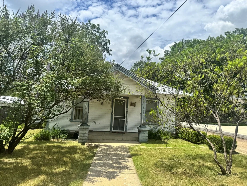 Unit for sale at 110 S Porter ST, Lampasas, TX 76550