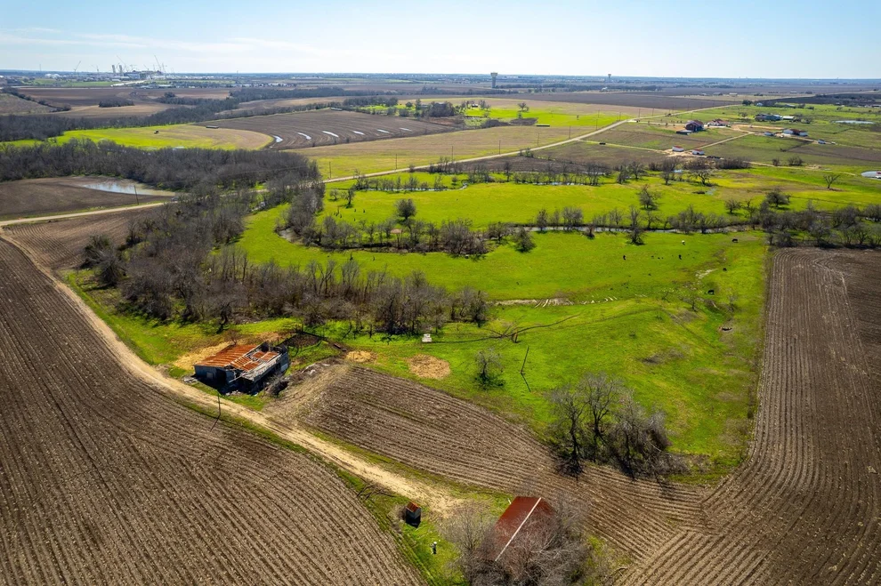 Unit for sale at 901 County Road 398, Taylor, TX 76574