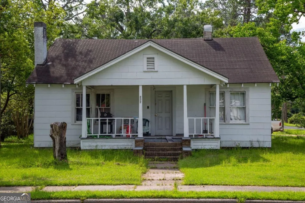 Unit for sale at 207 Thomas Sreet, Baxley, GA 31513