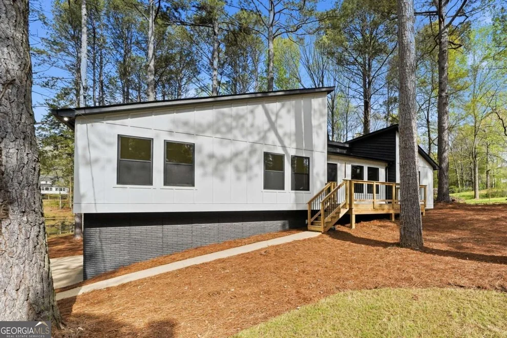 Unit for sale at 324 Hill Crest Circle, Woodstock, GA 30188