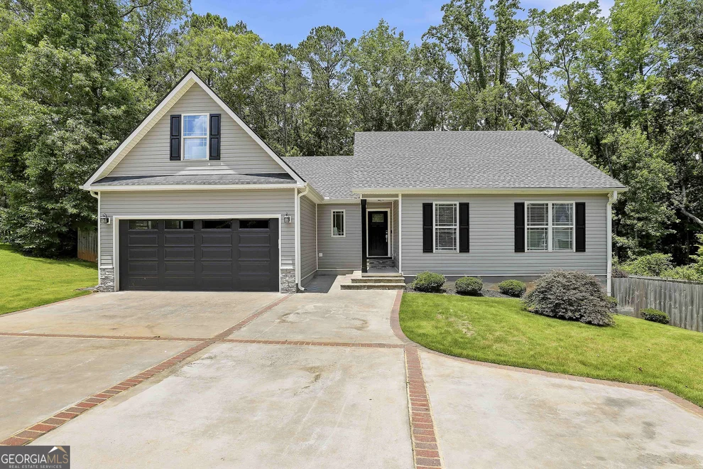 Unit for sale at 121 Churchill Court, LaGrange, GA 30241