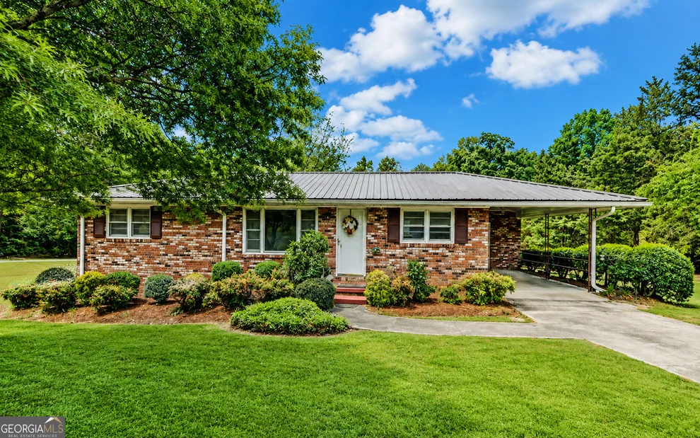Unit for sale at 586 Collins Road, Toccoa, GA 30577