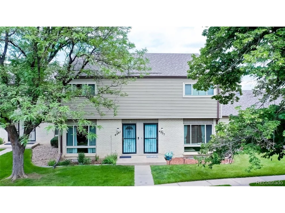 Unit for sale at 4237 W Ponds Cir, Littleton, CO 80123