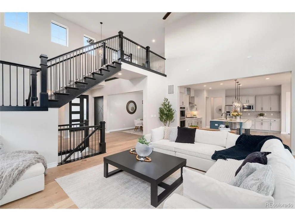 Unit for sale at 27500 E Lakeview Dr, Aurora, CO 80016