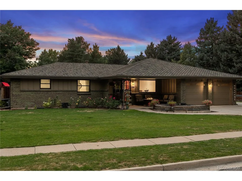 Unit for sale at 2521 S Chase Ln, Lakewood, CO 80227