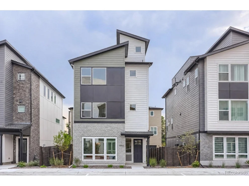 Unit for sale at 11002 E Hinsdale Cir, Centennial, CO 80112