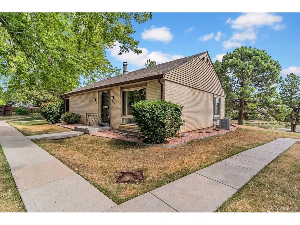 Unit for sale at 4619 W Ponds Cir, Littleton, CO 80123
