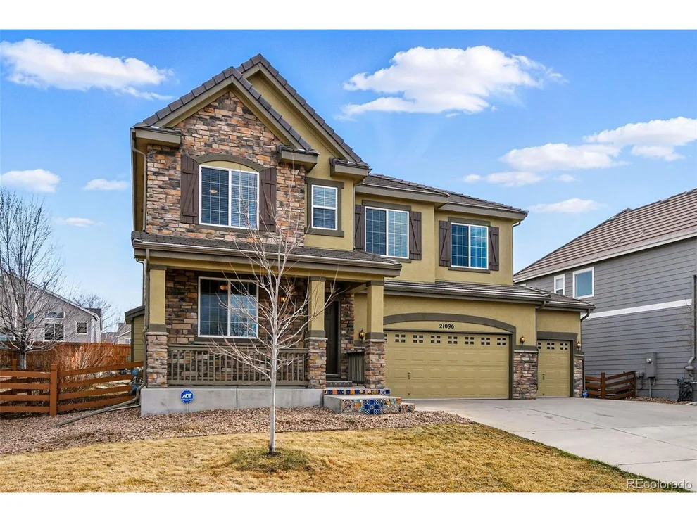 Unit for sale at 21096 E Bellewood Dr, Centennial, CO 80015