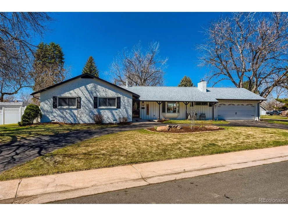 Unit for sale at 890 E Oakwood Ct, Centennial, CO 80121