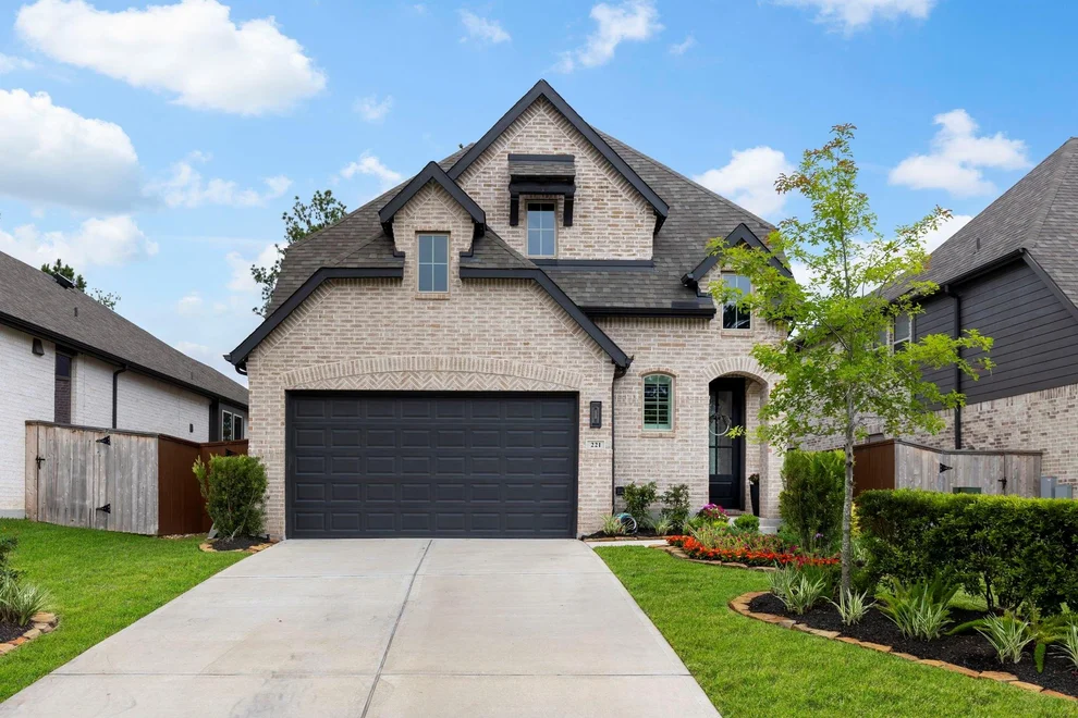 Unit for sale at 221 Sky Top Drive, Montgomery, TX 77316