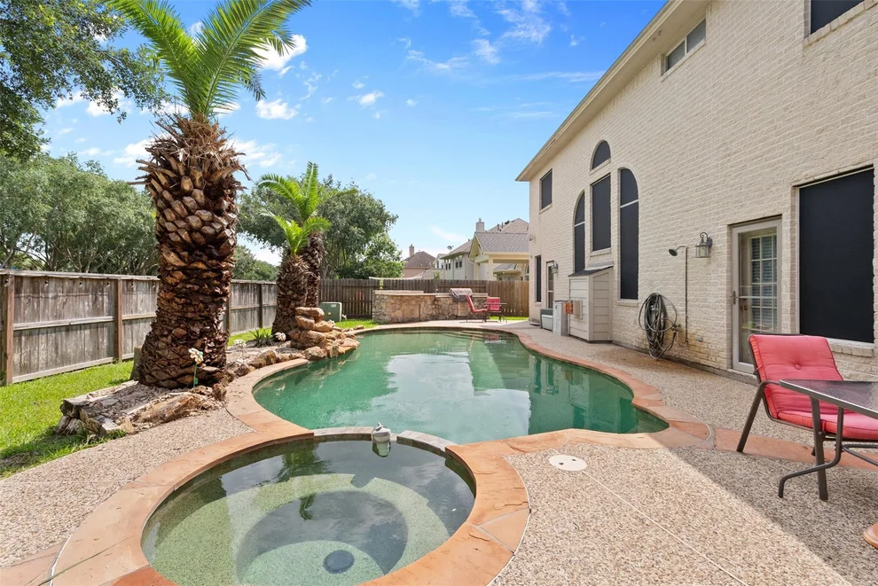 Unit for sale at 1012 Walnut Pointe, League City, TX 77573