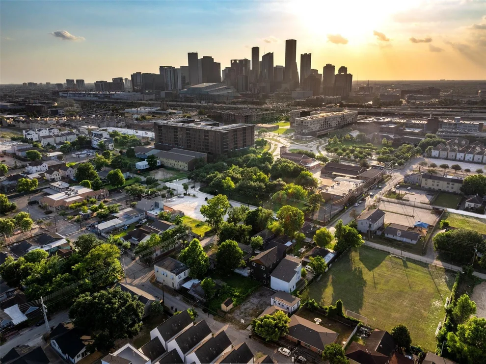 Unit for sale at 411 N Live Oak Street, Houston, TX 77003