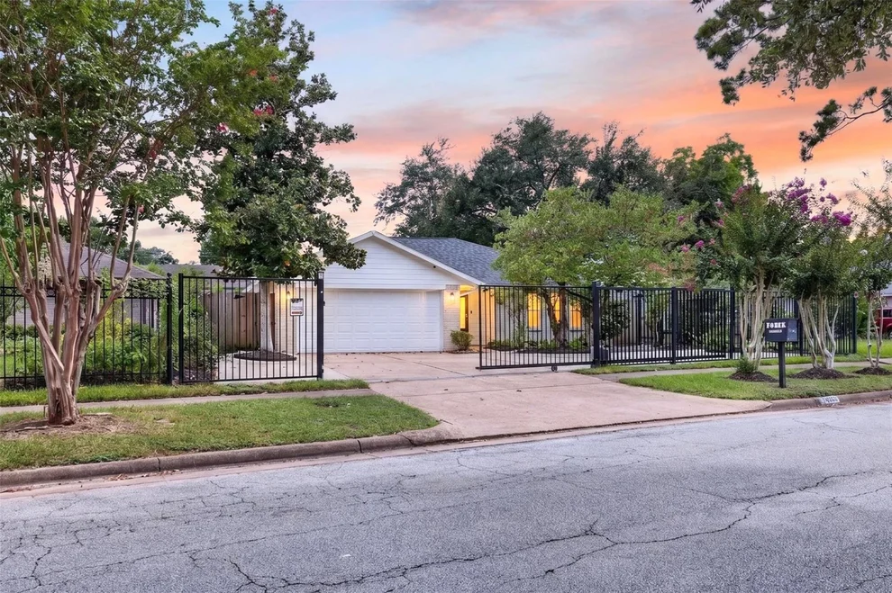 Unit for sale at 10335 Emnora Lane, Houston, TX 77043