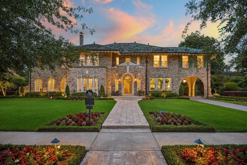 Unit for sale at 15 Courtlandt Place, Houston, TX 77006