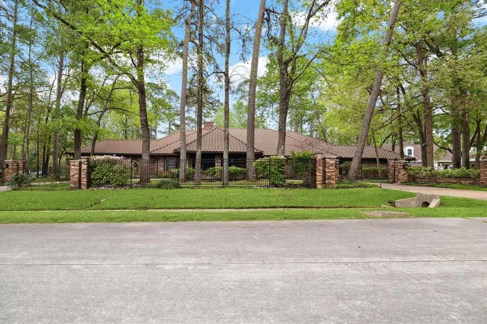 Unit for sale at 2810 Valley Way Drive, Kingwood, TX 77339