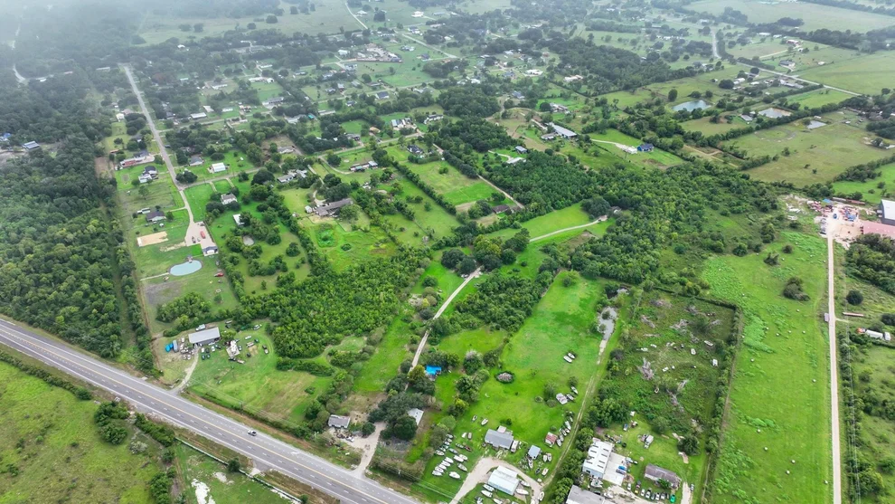 Unit for sale at 6302 S Highway 35, Alvin, TX 77511
