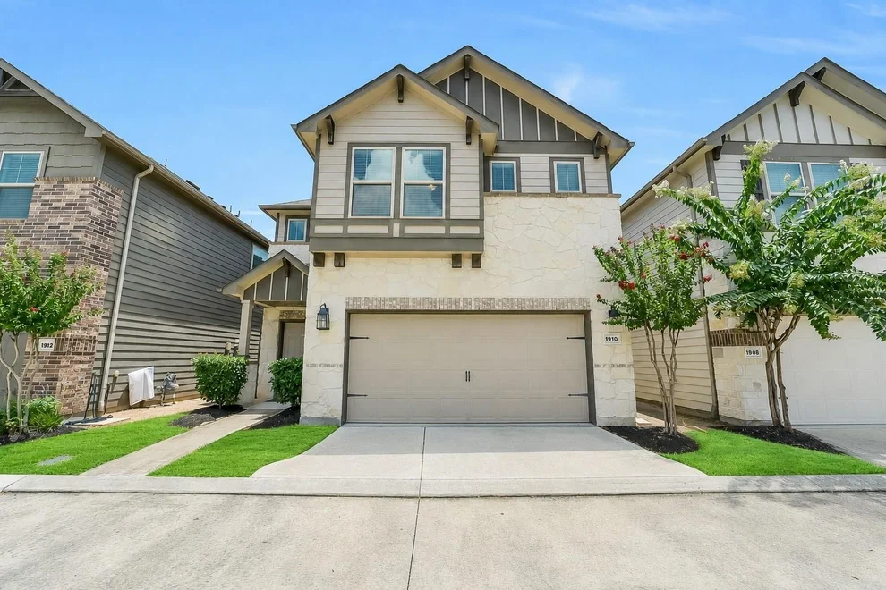 Unit for sale at 1910 Barrel Oak Drive, Houston, TX 77080