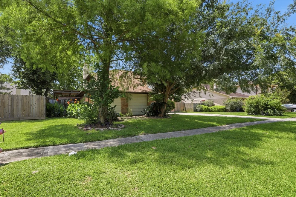 Unit for sale at 2315 Hampton Road, League City, TX 77573
