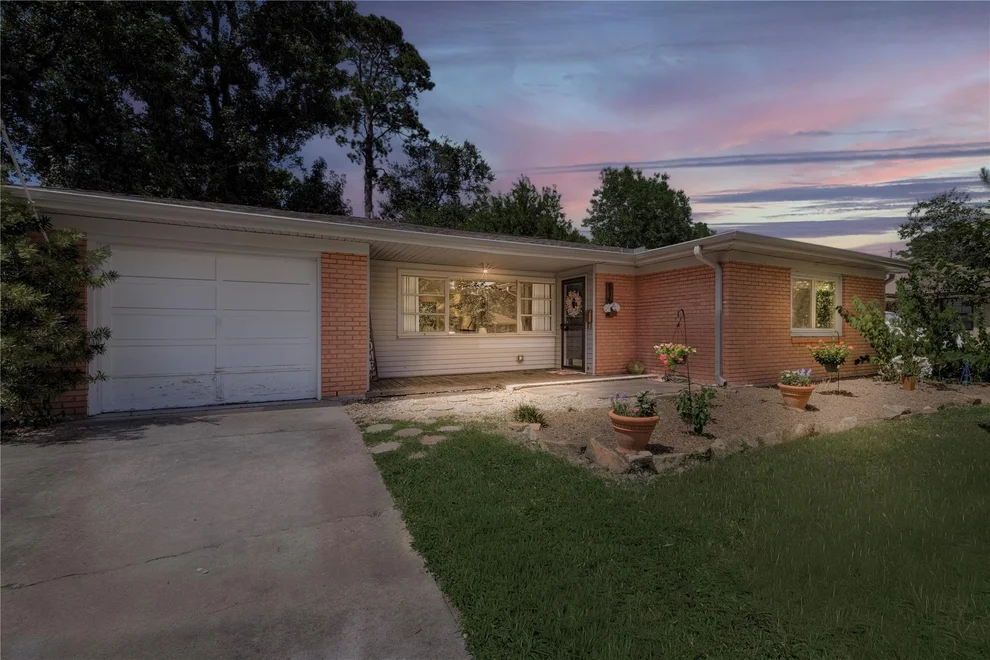 Unit for sale at 515 Azaleadell Drive, Houston, TX 77018