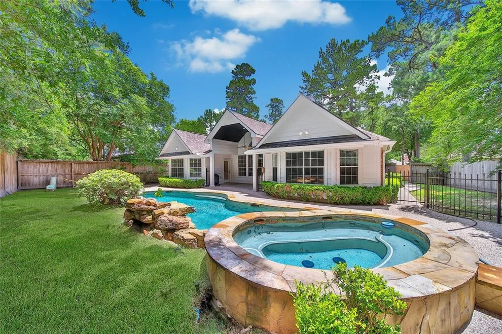 Unit for sale at 82 Terraglen Drive, The Woodlands, TX 77382