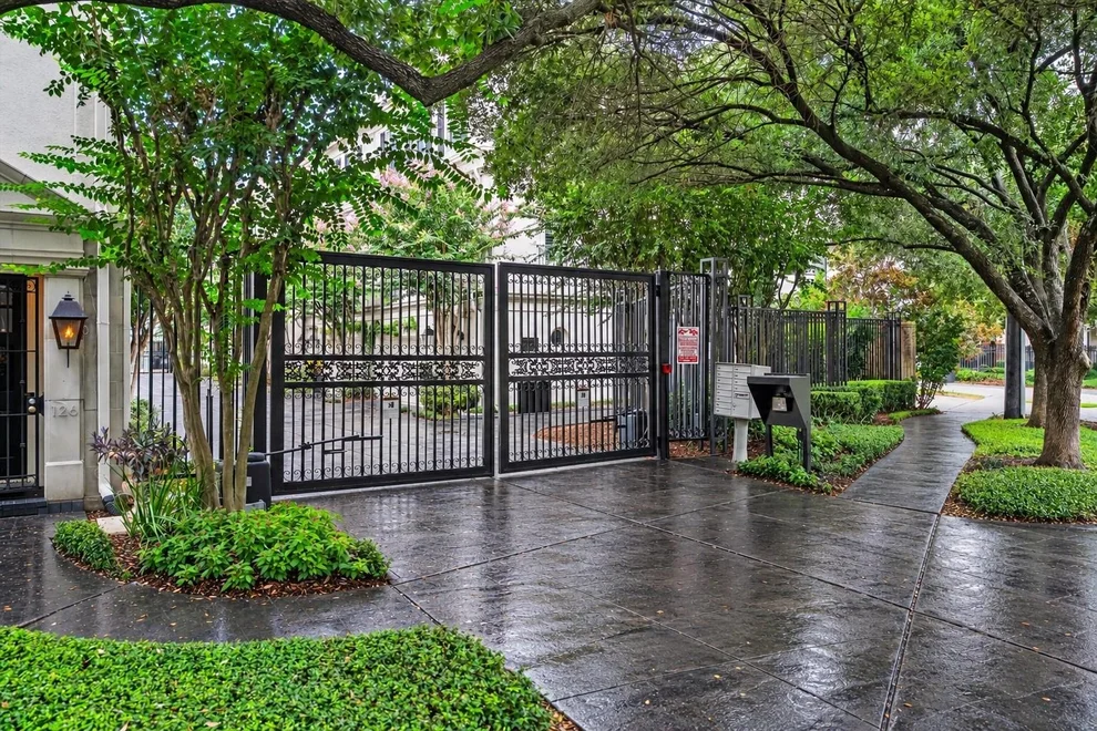 Unit for sale at 118 Oak Place Drive, Houston, TX 77006
