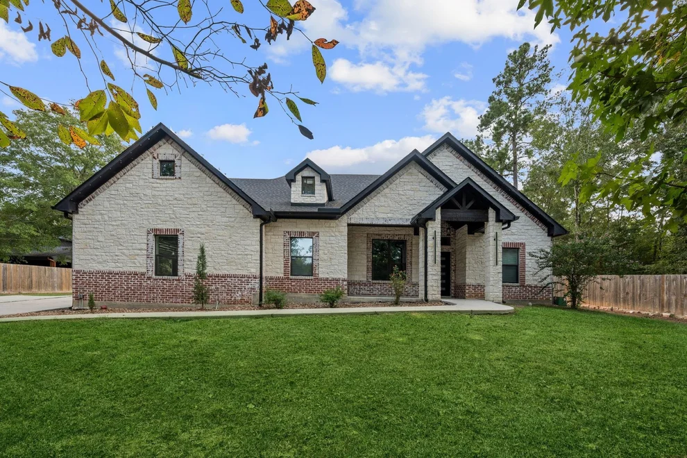 Unit for sale at 19691 Village Forest Drive, Montgomery, TX 77356