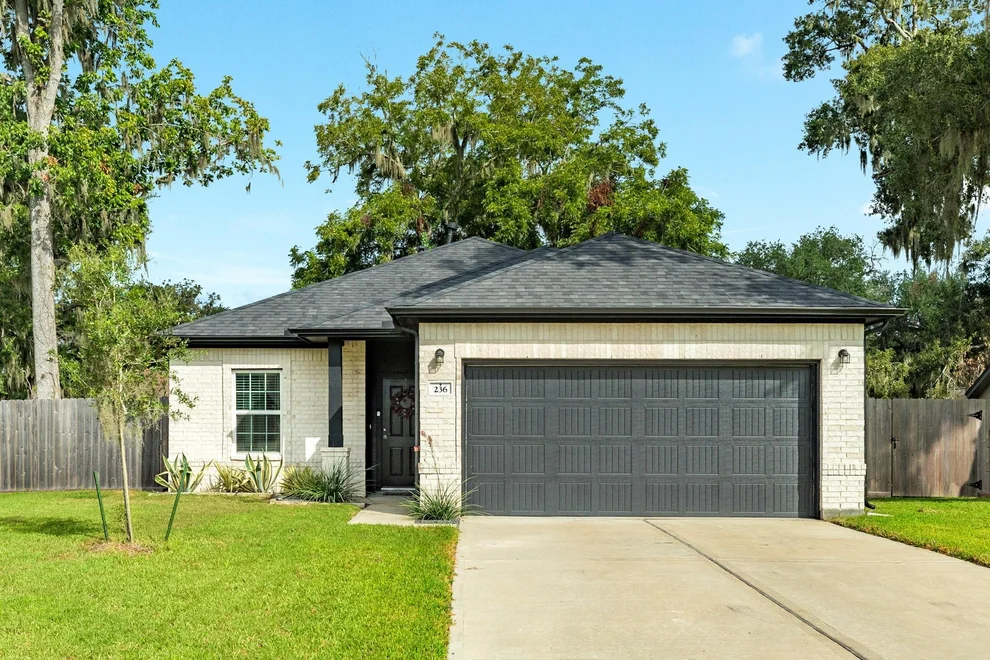 Unit for sale at 236 Prescott Drive, West Columbia, TX 77486