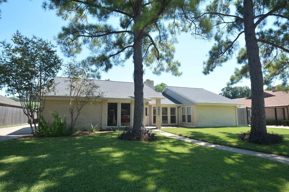 Unit for sale at 2906 Shadowdale Drive, Houston, TX 77043