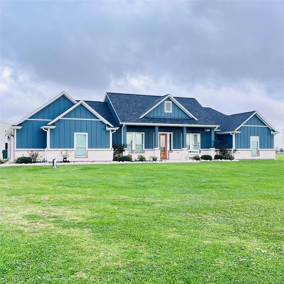 Unit for sale at 320 Buffalo Trail, Angleton, TX 77515