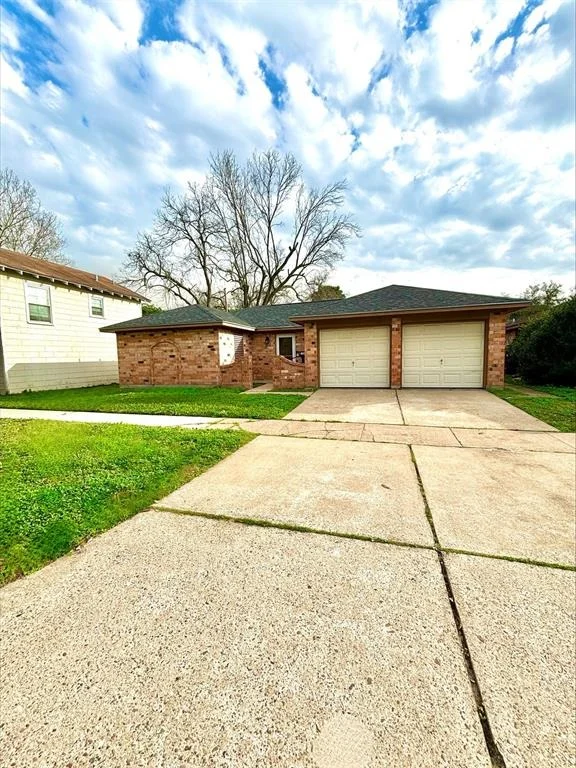 Unit for sale at 213 6th Avenue N, Texas City, TX 77590