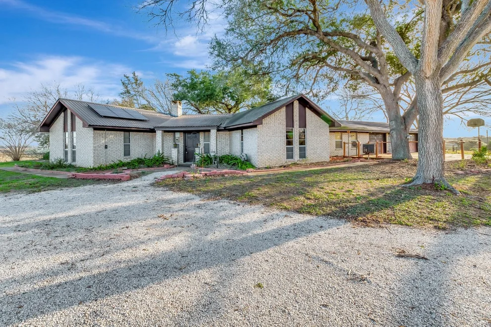 Unit for sale at 10957 N Us Highway 77, Schulenburg, TX 78956