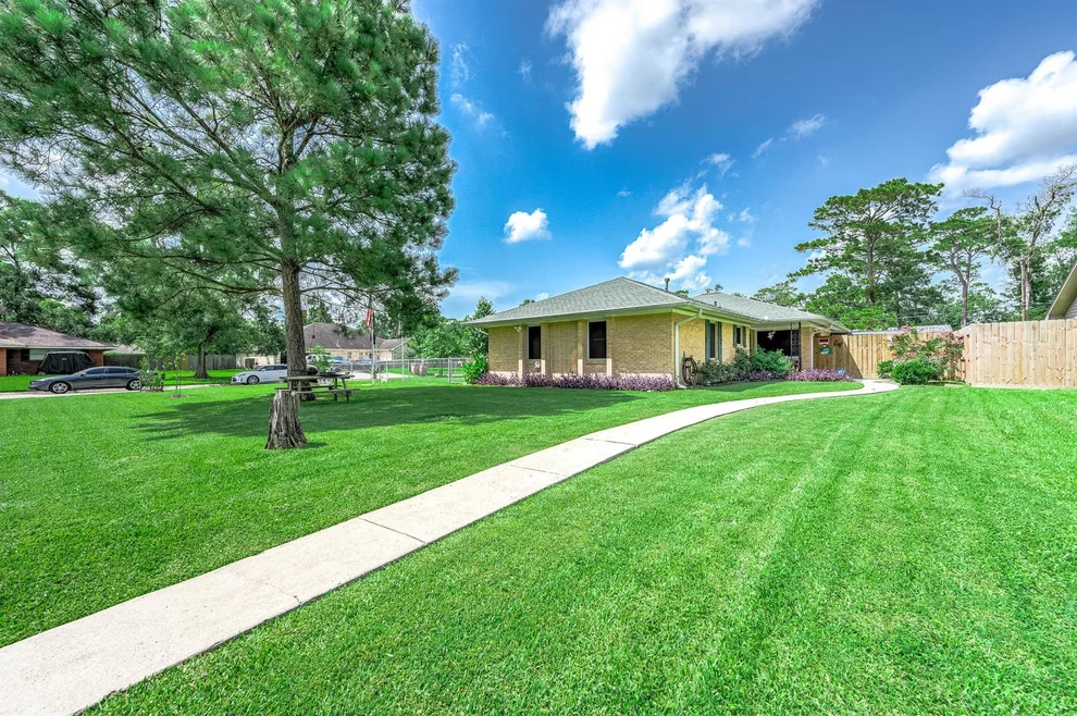 Unit for sale at 1711 Willow Oaks Circle, Dickinson, TX 77539