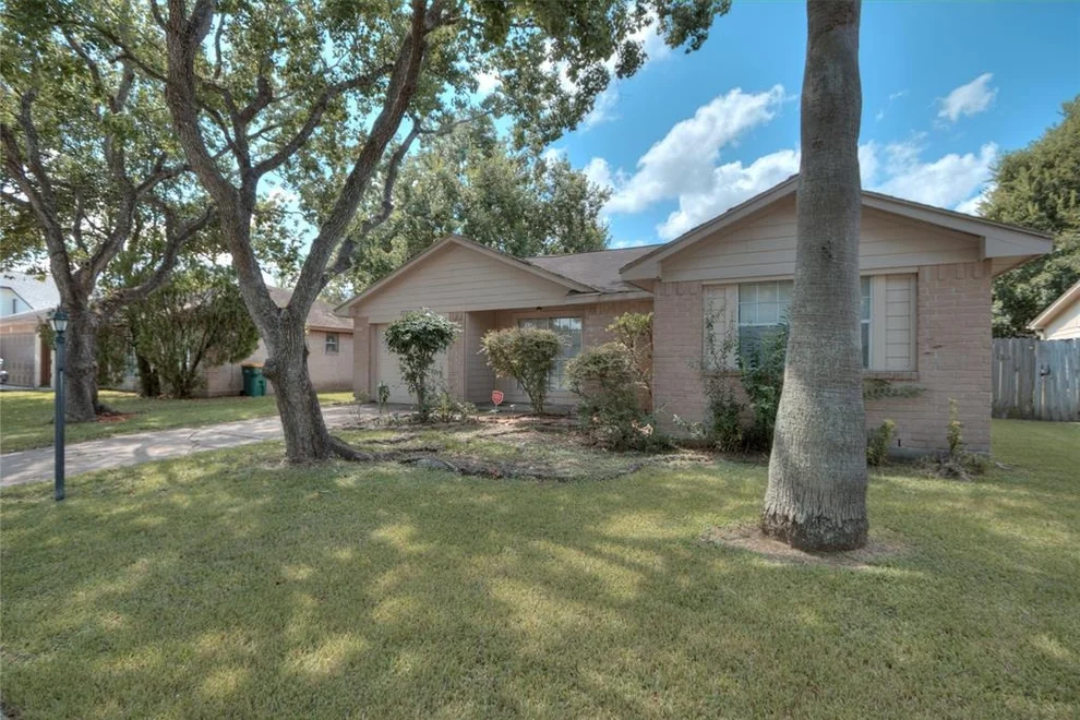 Unit for sale at 2722 N Brompton Drive, Pearland, TX 77584