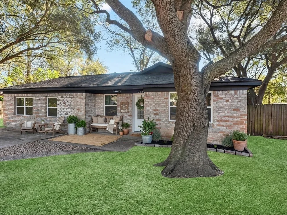 Unit for sale at 609 Debbie Lane, Alvin, TX 77511