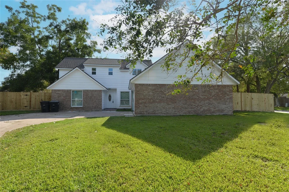 Unit for sale at 365 Somerset Ct, Alvin, TX 77511