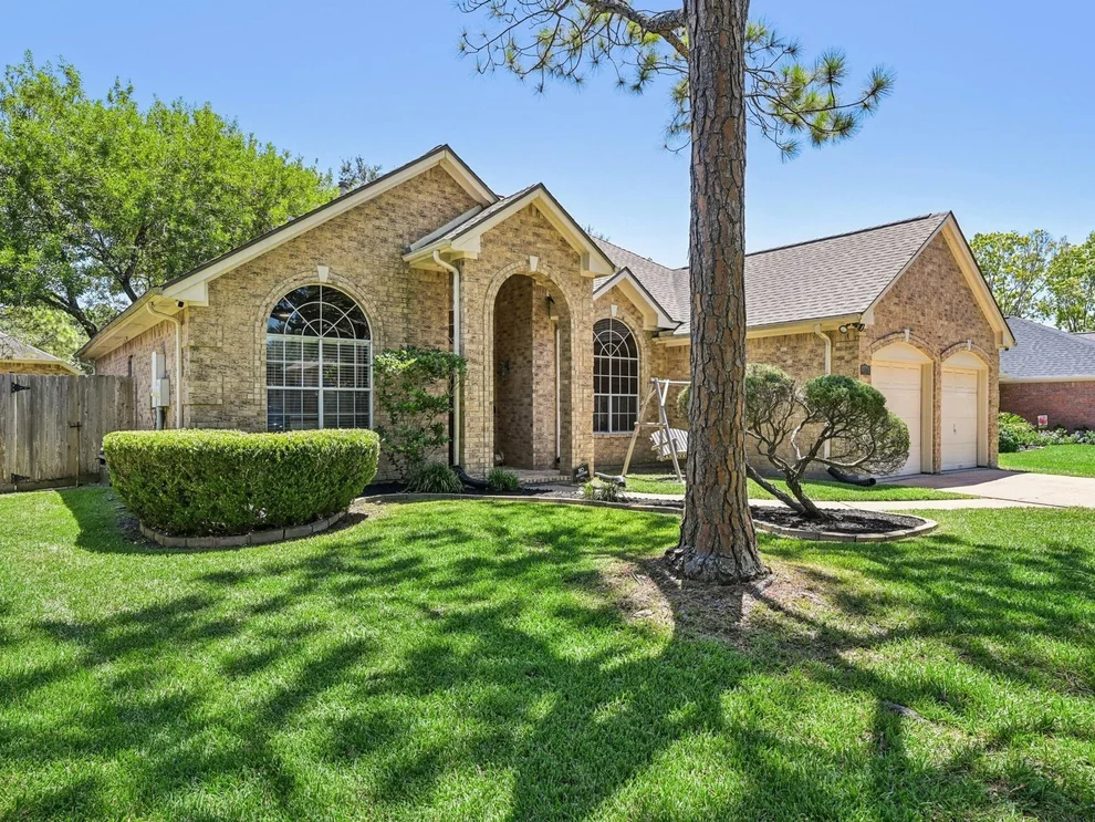 Unit for sale at 124 Crimson Bay Drive, League City, TX 77573
