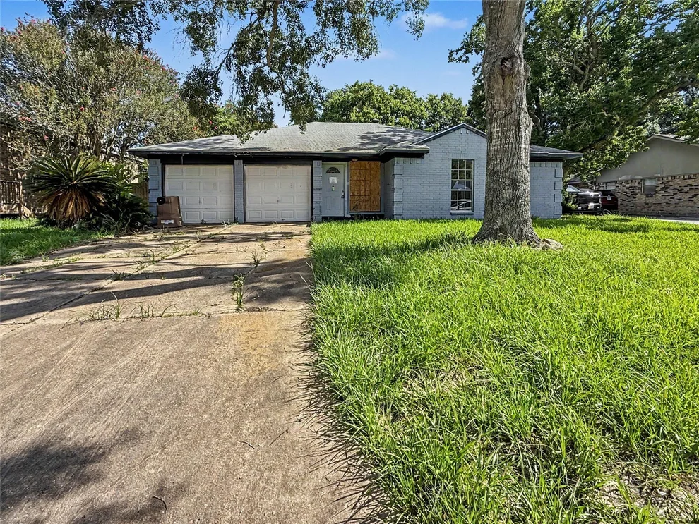 Unit for sale at 5003 Live Oak Drive, Dickinson, TX 77539