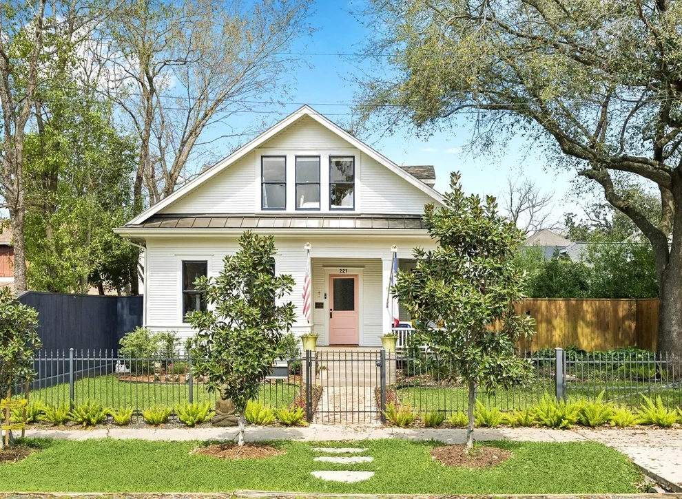 Unit for sale at 221 E 12th Street, Houston, TX 77008